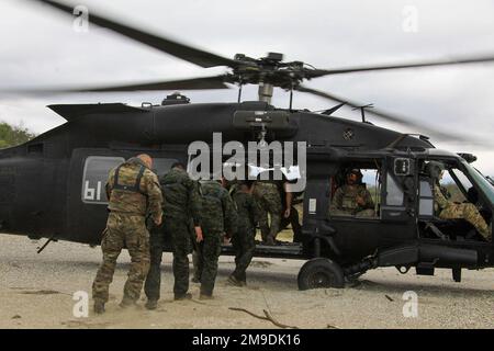 Les membres du Groupe des forces spéciales (aéroportées) de 7th et des forces spéciales équatoriennes chargent dans un MMH-60 Black Hawk avant de mener l'entraînement du HELOCAST à Manta Equateur, 18 mai 2022. L'armée équatorienne et les forces américaines mènent des échanges militaires de routine depuis 6-27 mai entre les villes de Manta et de Latacunga. Les échanges bilatéraux permettent aux deux militaires de renforcer la préparation tactique pour les opérations futures maintenir la préparation et le soutien engagement continu en réponse aux crises de sécurité émergentes et aux catastrophes naturelles. (ÉTATS-UNIS Photos de l'armée par le sergent d'état-major Matthew Griffith) Banque D'Images
