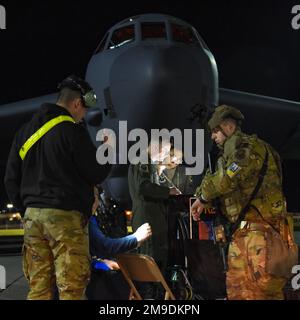 Les aviateurs affectés à l'escadre de la bombe de 5th examinent les données d'inspection avant vol d'un 17 mai 2022 de la stratoforteresse B-52H, à la base aérienne de Minot, Dakota du Nord. L’inspection avant vol nécessite une coordination entre les forces d’entretien, de sécurité et le personnel de l’équipage afin d’assurer la capacité du jet d’exécuter sa mission de manière sûre et efficace. Banque D'Images