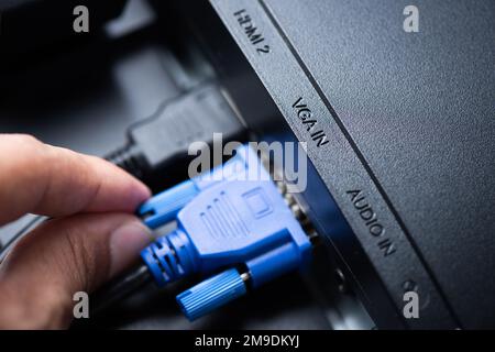 Connecteur VGA (Video Graphics Array) bleu et câble utilisés pour transférer le signal analogique. Ce câble est souvent utilisé pour connecter l'ordinateur au moniteur Banque D'Images