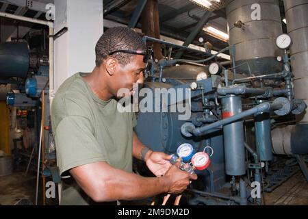 Craig Marshall, membre de l'équipe du laboratoire climatique McKinley, vérifie le vide sur une unité de réfrigération utilisée dans les installations de la base aérienne d'Eglin, en Floride, au 17 mai 2022. Les membres de la MCL ont récemment célébré le 75th anniversaire de l'installation. Les premiers tests au MCL ont eu lieu en mai 1947. Le MCL est exploité par le 717th Escadron d'essais, le 804th Groupe d'essais, Arnold Engineering Development Complex. Banque D'Images