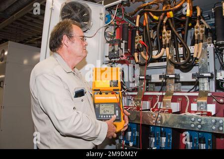 Ricky Sanders, membre de l'équipe du laboratoire climatique McKinley, utilise un mégohmmètre pour vérifier l'isolation électrique des moteurs utilisés dans l'installation de la base aérienne d'Eglin, en Floride, au 17 mai 2022. Les membres de la MCL ont récemment célébré le 75th anniversaire de l'installation. Les premiers tests au MCL ont eu lieu en mai 1947. Le MCL est exploité par le 717th Escadron d'essais, le 804th Groupe d'essais, Arnold Engineering Development Complex. Banque D'Images