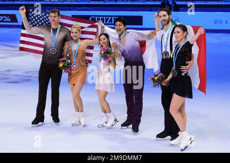 (L) Alexa Knierim et Brandon Frazier (Etats-Unis), (C) Riku Miura / Ryuichi Kihara (JPN) et (R) Sara Conti / NiccolÚ Macii (ITA) pendant le patinage libre Senior pairs du Grand Prix of Figure Skating final de l'UIP à Palavela. Banque D'Images