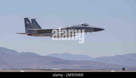 A ÉTATS-UNIS L'aigle F-15 de la Force aérienne de l'aile Fighter 173rd, de la Garde nationale aérienne de l'Oregon, participe à un exercice visant à améliorer l'établissement et la répartition des terrains d'aviation austères à l'aérodrome de l'Armée de terre d'Amedee, en Californie, au 6 mai 2022. L'entraînement de l'escadron de contrôle de la circulation aérienne 270th de Kingsley Field, à Klamath Falls, en Oregon, les a aidés à élaborer de nouvelles tactiques pour créer rapidement de multiples aérodromes tout temps. Banque D'Images