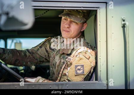 Le Sgt Bohannon, du bataillon de soutien de la brigade 960th de la Garde nationale de l'Armée du Wyoming, participe à un exercice d'entraînement à Sheridan, Wyoming, 17 mai 2022. Banque D'Images