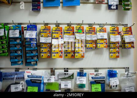 VICHUGA, RUSSIE - 21 AVRIL 2018 : divers accumulateurs et batteries dans le magasin Banque D'Images