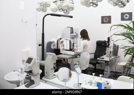 Sélection de lunettes sur un équipement de diagnostic moderne dans une clinique ophtalmologique. Équipement de diagnostic moderne en clinique ophtalmologique Banque D'Images