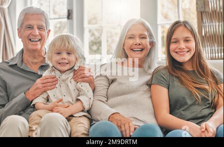 Nous les gâtons à coup sûr. un frère et une sœur passent du temps avec leurs grands-parents à la maison. Banque D'Images