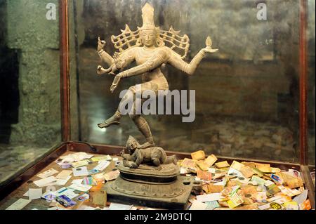 Sculpture d'une pose dansante de nataraja en bronze dynastie Chola dans le Temple Meenakshi à l'état de Madurai Tamil Nadu Inde Banque D'Images