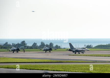 Le F-16 Faucon Fighting du 80th Fighter Squadron se prépare à décoller à la base aérienne de Kadena, au Japon, en 18 mai 2022. Les escadrons de chasseurs de 35th et 80th se spécialisent dans le contrôle de l'espace aérien, avec des rôles d'application de la force, y compris contre-air, attaque stratégique, interdiction aérienne et missions de soutien aérien rapproché, en tout temps, de jour comme de nuit. Banque D'Images