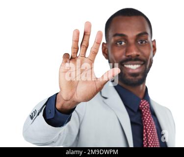 Homme noir, portrait d'affaires et main pour montrer les doigts, le signe ou les chiffres isolés sur fond blanc. Les mains de l'entrepreneur mâle montrent le symbole, emoji ou Banque D'Images