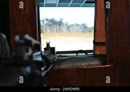 Les soldats du 7301st MTSB (Medical Readiness Training Battalion) terminent leur formation au TSC/TADS est II Simulator (SIM est II). L'est II simule des événements d'entraînement d'armes qui conduisent à des qualifications de feu réel pour des armes individuelles ou servies par équipage. L'est II fournit une formation sur les armes dans un environnement contrôlé qui réduit les frais de tir à distance/en direct et offre au soldat un temps de déclenchement plus long. Les unités utilisent l'est II pour améliorer et exceller leurs compétences en matière de stratégie de marquage, ce qui améliore les performances pendant la formation en direct. Cette unité est la première à s'entraîner dans l'est II récemment rénové Banque D'Images