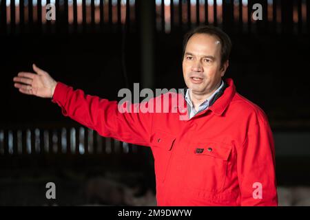 Kirchlinteln, Allemagne. 06th janvier 2023. Jörn Ehlers, agriculteur et vice-président de l'Association des agriculteurs de Basse-Saxe, est présent dans l'une de ses pigeons. Les militants des droits des animaux appellent les agriculteurs, les politiciens et la société à repenser l'élevage des animaux de ferme - le vice-président de l'association des agriculteurs met en garde contre des normes trop strictes. (À dpa : « les éleveurs peuvent-ils concilier rentabilité et bien-être animal ? ») Credit: Sina Schuldt/dpa/Alay Live News Banque D'Images