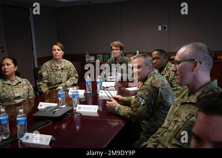 ÉTATS-UNIS Général de la Force aérienne Jacqueline D. Van Ovost, commandant, États-Unis Le Commandement des transports (USTRANSCOM) écoute les membres de l'escadre 168th lorsqu'il visite la base aérienne d'Eielson, en Alaska, au 18 mai 2022. Van Ovost et États-Unis Donald Myrick, chef principal de la flotte navale, USTRANSCOM, a visité l'aile de la Garde nationale aérienne de l'Alaska au cours de leur tournée des installations dans le théâtre des opérations Indo-Pacific. La 168th e Escadre soutient des combattants conjoints dans toute la gamme des opérations militaires qui fournissent le ravitaillement en carburant, le transport aérien de théâtre, l'évacuation aéromédicale, l'alerte aux missiles et le spa Banque D'Images