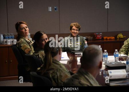 ÉTATS-UNIS Général de la Force aérienne Jacqueline D. Van Ovost, commandant, États-Unis Le Commandement des transports (USTRANSCOM) écoute les membres de l'escadre 168th lorsqu'il visite la base aérienne d'Eielson, en Alaska, au 18 mai 2022. Van Ovost et États-Unis Donald Myrick, chef principal de la flotte navale, USTRANSCOM, a visité l'aile de la Garde nationale aérienne de l'Alaska au cours de leur tournée des installations dans le théâtre des opérations Indo-Pacific. Banque D'Images