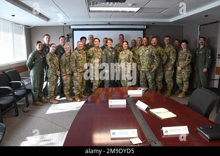 ÉTATS-UNIS Général de la Force aérienne Jacqueline D. Van Ovost, commandant, États-Unis Transport Command (USTRANSCOM) et U.S. Le chef principal de la flotte de la Marine, Donald Myrick, chef principal inscrit, USTRANSCOM, pose avec des membres de la 168th e Escadre, base aérienne de Eielson, Alaska, 18 mai 2022. Van Ovost et Myrick ont visité l'aile de la Garde nationale aérienne de l'Alaska au cours de leur tournée des installations dans le théâtre des opérations Indo-Pacific. La 168th e Escadre soutient des combattants conjoints dans toute la gamme des opérations militaires qui fournissent le ravitaillement en carburant, le transport aérien de théâtre, l'évacuation aéromédicale, l'alerte aux missiles et l'espace Banque D'Images