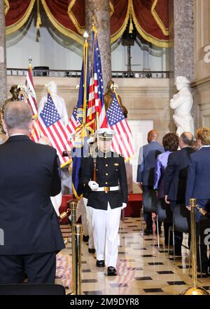 220518-N-OH262-0089 WASHINGTON D.C. (18 mai 2022)--Cadets assistant à la Merchant Marine Academy des États-Unis 'Parade the Colors' lors de la cérémonie de la médaille d'or du Congrès tenue en l'honneur des Mariners marchands de la seconde Guerre mondiale à la capitale américaine, le 18 mai. Pendant la seconde Guerre mondiale, les Mariniers marchands ont mis leur vie en jeu pour leur pays, bravant des sous-marins allemands et japonais, dans leurs Liberty Ships, alors qu'ils livraient des fournitures essentielles aux militaires servant sur les théâtres européens et du Pacifique. Marine du service civil, Commandement militaire de la marine, Garde armée de la marine, marin civil, marin marchand, Banque D'Images