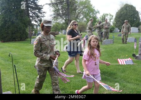 ÉTATS-UNIS Le sergent de la Réserve de l'Armée de terre 1st classe Andira McKinney, affecté au quartier général et au détachement du quartier général, 88th Division de préparation, et Ella Rademan recherchent des tombes d'anciens combattants américains au cimetière Woodlawn. Le cimetière a été l'arrêt final pour le Ruck pour la marche de Ruck de 5 kilomètres à Sparta Wis, 18 mai 2022. Banque D'Images