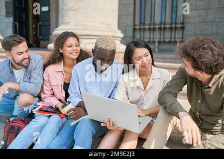 Groupe d'étudiants qui s'y trouvent sur le campus et qui ont un frein à lunch. gros plan. Banque D'Images