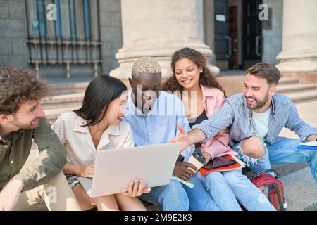 Groupe d'étudiants qui s'y trouvent sur le campus et qui ont un frein à lunch. gros plan. Banque D'Images