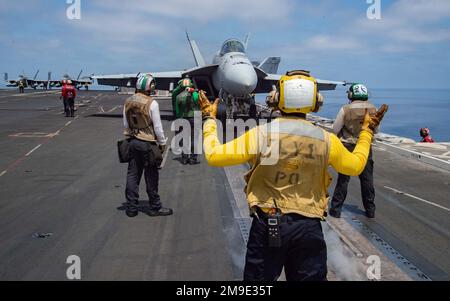 220518-N-BP862-2155 MARINE MÉDITERRANÉENNE (18 mai 2022) Aviation Boatswain's Mate (Handling) 1st classe Christopher Duviella, de New York, dirige le pilote d'un F/A-18E Super Hornet, attaché aux “coéquipiers de combat” de l'escadron de chasseurs Strike (VFA) 211, sur le pont de vol du porte-avions de la classe Nimitz USS Harry S. Truman (CVN 75) à l'appui de l'activité dirigée par l'OTAN Neptune Shield 22, 18 mai 2022. Neptune Shield 22 est l'évolution naturelle de la capacité de l'OTAN à intégrer les capacités de guerre maritime haut de gamme d'un groupe de frappe des transporteurs aériens, d'un groupe de prêt amphibie et d'un marin Banque D'Images