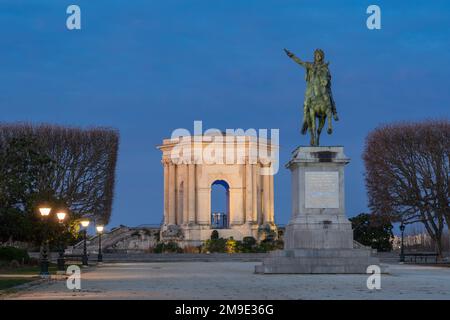 Vue sur le paysage de l'heure bleue de la statue équestre du roi Louis XIV et de l'ancienne tour d'eau dans le jardin de la Promenade du Peyrou, Montpellier, France Banque D'Images