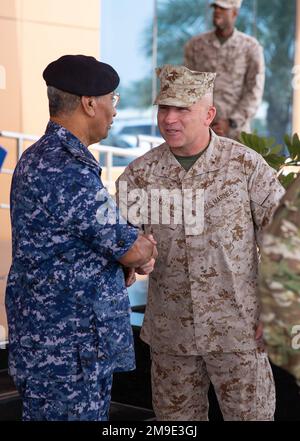 MANAMA, Bahreïn (18 mai 2022) États-Unis Brig. Marine Le général Farrell Sullivan, commandant général de la Force opérationnelle 51/5th Brigade expéditionnaire maritime, et l'ADM arrière Mohammed Yousif Al Asam, commandant de la Force navale royale de Bahreïn, se sont opposés à un engagement de leader clé qui a clos l'exercice Neon Defender 22 à Bahreïn, 18 mai. Neon Defender est un événement annuel de formation bilatérale entre les États-Unis Commandement central des forces navales et Bahreïn. L'exercice se concentre sur les opérations de sécurité maritime, la défense de l'installation et l'intervention médicale. Banque D'Images