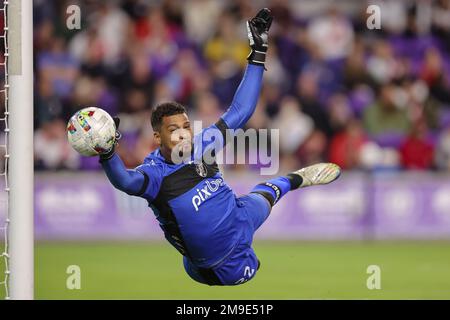 17 janvier 2023: Orlando, Floride, Etats-Unis: Le gardien de but de Vasco da Gama ALEXANDER SILVA DE LUCENA (22) plongées pour une sauvegarde pendant le River plate vs Vasco da Gama International friendly football match au stade d'Explora. (Credit image: © Cory Knowlton/ZUMA Press Wire) USAGE ÉDITORIAL SEULEMENT! Non destiné À un usage commercial ! Banque D'Images