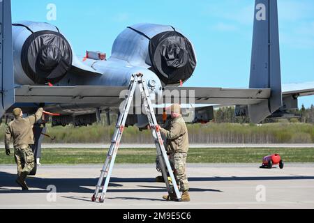 Les membres de l'escadron de maintenance 175th, Garde nationale aérienne du Maryland, préparent un avion Thunderbolt II A-10C pour le vol à l'appui de l'exercice DEFENDER-Europe 22, 18 mai 2022, à la Garde nationale aérienne du Maryland, à la base aérienne militaire d'Ämari Lennubaas, en Estonie. DEFENDER-Europe 22 est un exercice d’entraînement multinational conçu pour démontrer la capacité de l’USAREUR-AF à regrouper rapidement la puissance de combat basée aux États-Unis en Europe de l’est sur plusieurs théâtres pour soutenir l’OTAN et la Stratégie de défense nationale, ainsi que pour tirer parti des capacités nationales du pays hôte afin d’accroître la portée opérationnelle de l’USAREUR-AF. Banque D'Images