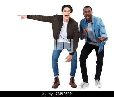 Célébration, motivation et portrait d'amis applaudissent isolés sur fond blanc en studio. Gagner, diversité et hommes avec bonheur, succès Banque D'Images