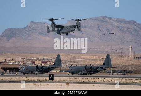 Un avion de tiltrotor CV-22B Osprey se prépare à atterrir après une mission d'intégration d'école d'armes (WSINT) à Nellis AFB, Nevada, 18 mai 2022. WSINT teste les capacités des pilotes et des membres d'équipage pour accroître l'efficacité et renforcer le travail d'équipe. Banque D'Images