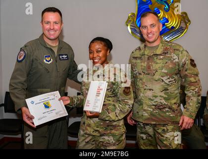 BASE AÉRIENNE D'AVIANO, Italie – le Wyvern Fighter of the week de cette semaine est américain Sergent d’état-major de la Force aérienne NIA Campbell, technicien en cyberexigences du 31st e Escadron des communications! Ce originaire de Sacramento, en Californie, fait partie de la nation Wyvern depuis un an et quatre mois. Au cours de son séjour à Aviano, elle a accompli beaucoup de choses à l'appui du Centre des opérations de l'escadre (WOC). Campbell a fait son entrée sur le terrain et a consacré plus de 20 heures aux étapes de planification et de mise en place du WOC, le finalisant en seulement trois mois. Ses efforts ont permis de terminer le projet quatre mois avant le ppb Banque D'Images