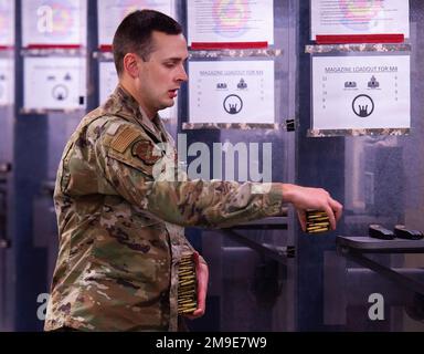 Tech. Le Sgt Sawyer McIntyre, 88th escadron des forces de sécurité, met des munitions sur la ligne de tir en vue d'une série de tir de M4 de l'événement d'excellence en compétition de la semaine de la police, 18 mai 2022, à la base aérienne Wright-Patterson, Ohio. Chaque concurrent a tiré un total de 50 tours de la position debout, agenouillée, assise et en décubitus ventral pour tester leurs compétences de marksmanship. Banque D'Images