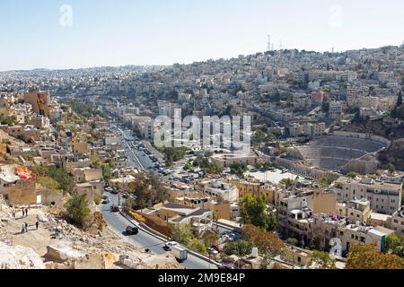 Vue sur les maisons et le théâtre romain depuis la colline de la Citadelle, Amman, Jordanie Banque D'Images