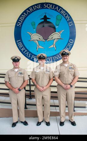 POLARIS POINT, Guam (18 mai 2022) de gauche à droite, le chef d'électricien principal Mate Nuclear Rodney Rodriguez, le chef de maître Torpedoman Mate Justin Urso, et le chef d'hôpital principal Corpsman Cody Werven, tous affectés au commandant de l'escadron sous-marin 15, posent pour une photo après leur cérémonie de promotion, 18 mai. Le commandant de l'escadron sous-marin 15 est responsable de la formation, du matériel et du soutien de préparation du personnel à plusieurs sous-marins d'attaque rapide de classe Los Angeles et est situé à Polaris point, base navale de Guam. Banque D'Images