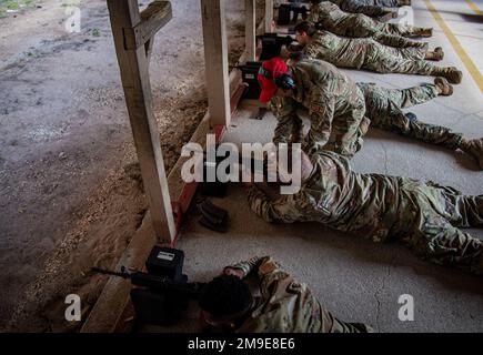 ÉTATS-UNIS Le sergent d'état-major de la Force aérienne Joshua Pizarro-Figueroa, instructeur d'armes de combat de l'escadron 6th des forces de sécurité, aide les militaires pendant la partie fusil du tournoi d'excellence en compétition 18 mai 2022 à la base aérienne de MacDill, en Floride. Organisée en l'honneur de la semaine nationale de la police, la compétition était ouverte à tous les militaires et comprenait des épreuves de tir à la carabine et au pistolet. Banque D'Images