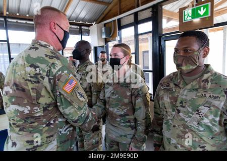 Brig. De la Garde nationale du Kentucky Le général Rob Larkin rencontre le sergent d'état-major Hannah Barton et le sergent Andreus Crittenden pendant qu'ils appuient l'opération Tradewinds 22 à Price Barracks, Belize, sur 18 mai 2022. 75th le Commandement des troupes a appuyé Tradewinds 22 en fournissant un soutien au niveau des brigades à plus de 1800 militaires de 22 pays Banque D'Images