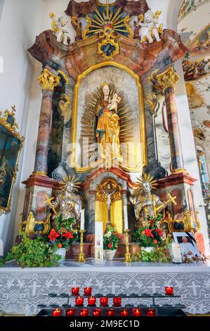 Autel latéral avec bougies, église de Saint Peter et Paul, Bad Petersthal, Allgaeu, Bavière, Allemagne Banque D'Images