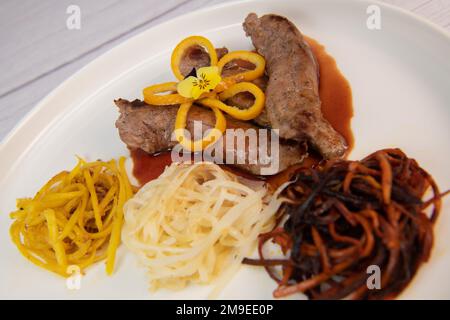 Recette pour les aiguillettes de canard avec navets tricolores et sauce Porto au caramel orange Banque D'Images