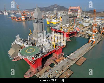 YANTAI, CHINE - le 18 JANVIER 2023 - des équipements de génie maritime de plusieurs types sont en construction ou en entretien à la base de construction de CIMC Raffles à Banque D'Images