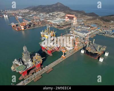 YANTAI, CHINE - le 18 JANVIER 2023 - des équipements de génie maritime de plusieurs types sont en construction ou en entretien à la base de construction de CIMC Raffles à Banque D'Images