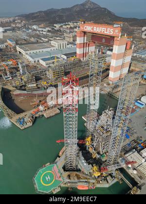 YANTAI, CHINE - le 18 JANVIER 2023 - des équipements de génie maritime de plusieurs types sont en construction ou en entretien à la base de construction de CIMC Raffles à Banque D'Images