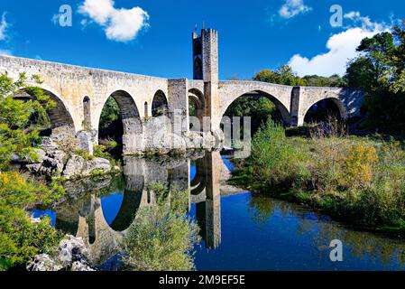 Célèbre pont médiéval au-dessus de la rivière Fluvia dans le village médiéval de Besalú, Gérone, Catalogne, Espagne Banque D'Images