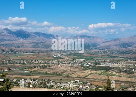 Le paysage rural avec des champs agricoles est encadré par les montagnes de Saranda, en Albanie du Sud, par une journée ensoleillée Banque D'Images