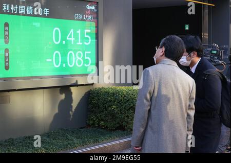 Tokyo, Japon. 18th janvier 2023. Les hommes d'affaires regardent mercredi à Tokyo un tableau de rendement des obligations gouvernementales japonaises à 10 ans, 18 janvier 2023. La Banque du Japon a annoncé le maintien d'une politique monétaire à taux ultra-faible. Credit: Yoshio Tsunoda/AFLO/Alay Live News Banque D'Images