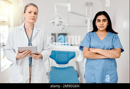 Le meilleur dans notre domaine. deux femmes dentistes dans leur bureau. Banque D'Images