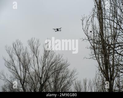 Lombardie, Italie - 6th janvier 2022 DJI Mavic Air 2s drone 4K caméra copter vol stationnaire dans un parc une journée nuageux Banque D'Images