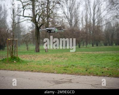 Lombardie, Italie - 6th janvier 2022 DJI Mavic Air 2s drone 4K caméra copter vol stationnaire dans un parc une journée nuageux Banque D'Images