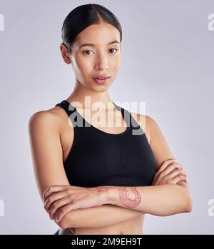 Je suis cette fille qui va toujours pour elle. une jeune femme attrayante debout et posant avec ses bras croisés après son entraînement. Banque D'Images