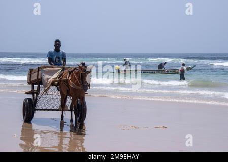 Wagon et bateau de pêche sur la plage de Yoff à Dakar, Sénégal Banque D'Images