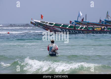 Scène de pêche sur la plage de Yoff à Dakar, Sénégal Banque D'Images